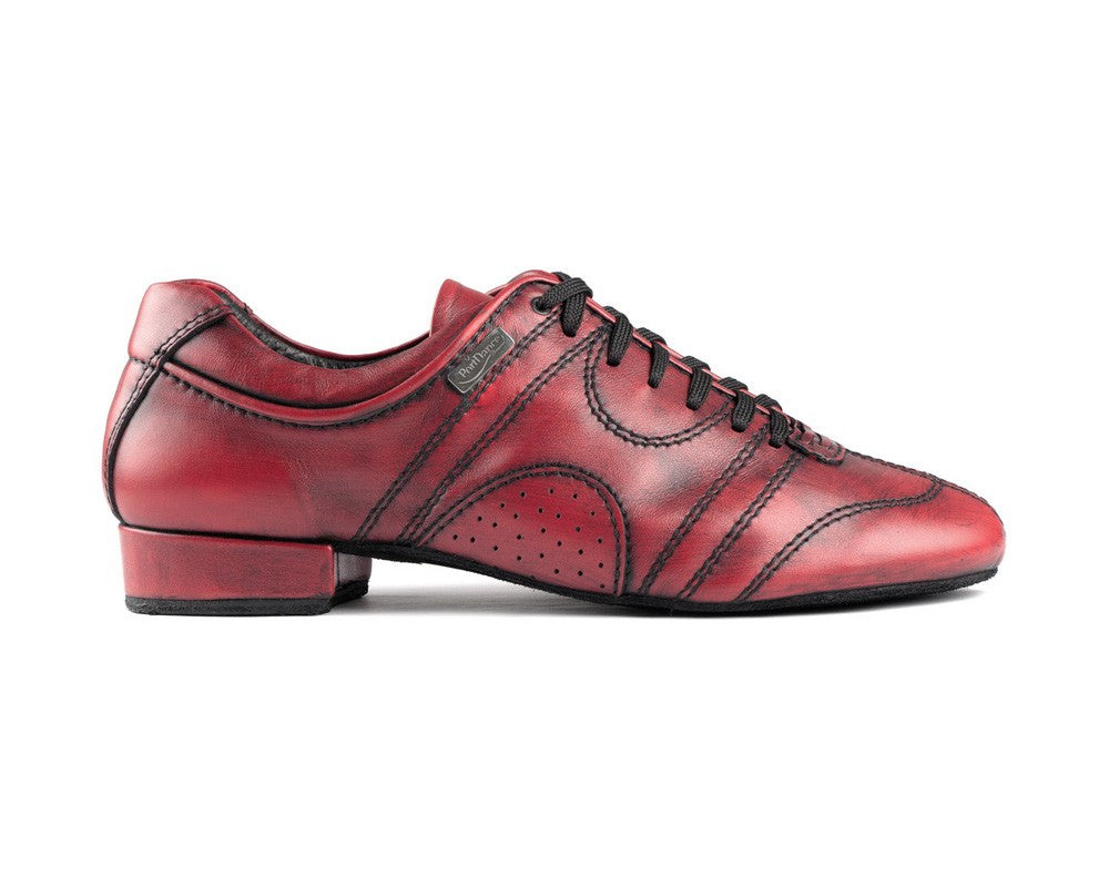 PD Casual Tanzschuhe in Bordeaux von Portdance: Rote Tanzschuhe aus Leder mit niedrigem Absatz, schwarzen Schnürsenkeln und perforierten Details.